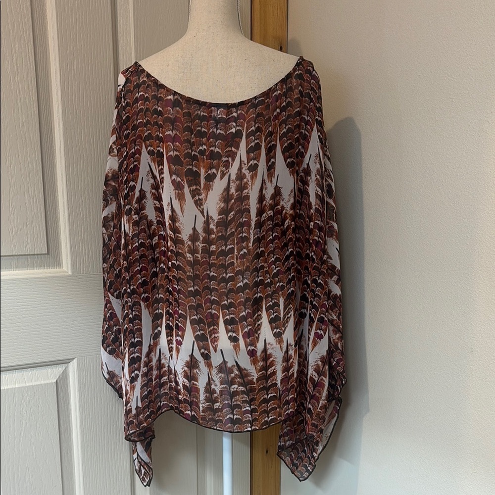 Chic Feather Patterned Top - Picture 7 of 8